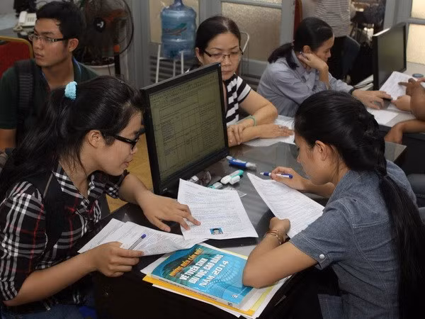 Thí sinh, phụ huynh căng thẳng chọn trường xét tuyển đại học ảnh 1