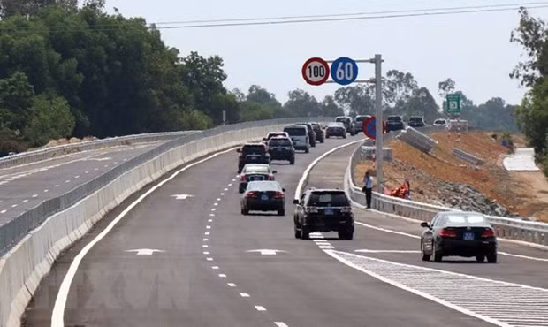 Xử phạt tài xế đi ngược chiều trên đường cao tốc Đà Nẵng-Quảng Ngãi ảnh 1