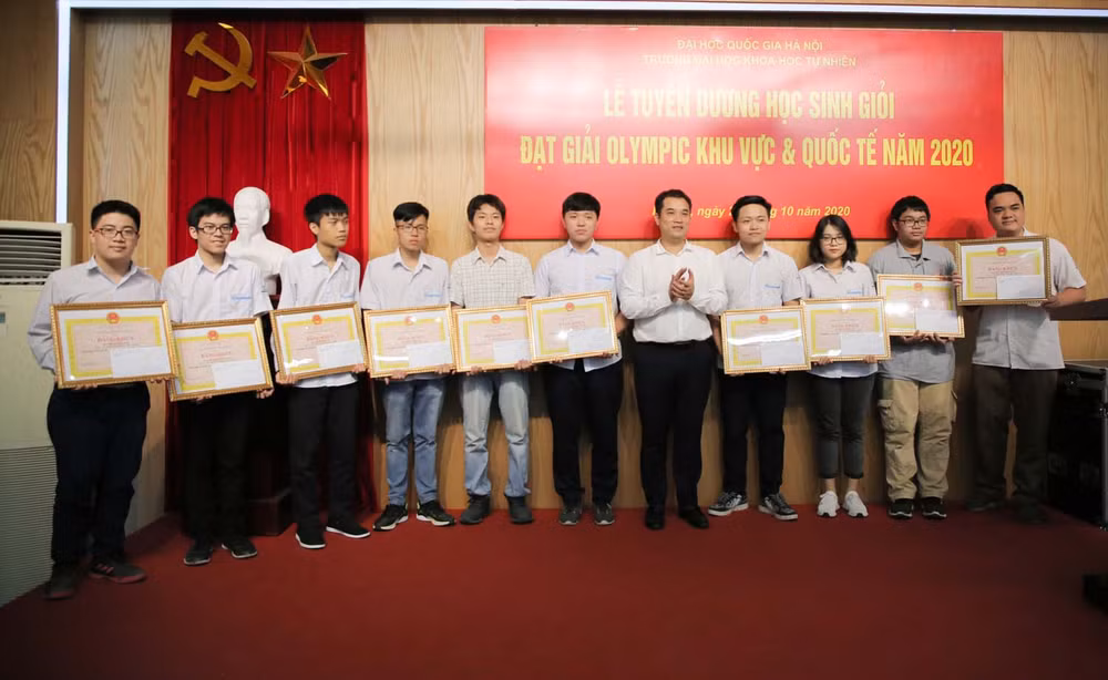 Ngôi trường chiếm một nửa số học sinh thi Olympic quốc tế ảnh 1