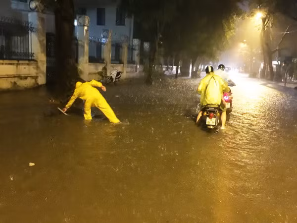 Các điểm ngập úng trên đại bàn Hà Nội đã cơ bản rút hết nước ảnh 1