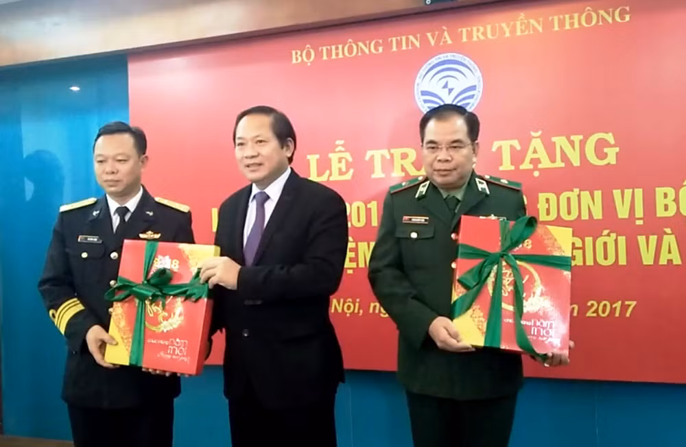 Tặng 3.000 cuốn lịch bloc 2018 cho các chiến sĩ vùng biên giới hải đảo ảnh 1