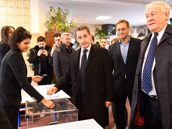 Bầu cử Pháp: Cựu Tổng thống Pháp Nicolas Sarkozy bị loại ảnh 1