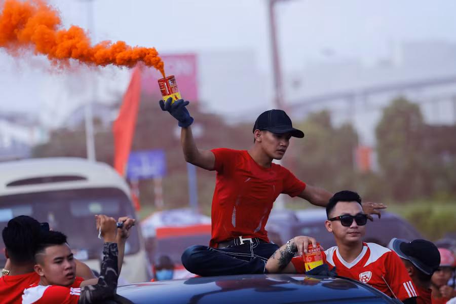 40 xe CĐV Hải Phòng đốt pháo sáng, rải "tiền âm phủ" khắp Hà Nội ảnh 7