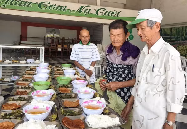 Ấm lòng bữa cơm 2.000 đồng dành cho người lao động nghèo ảnh 1