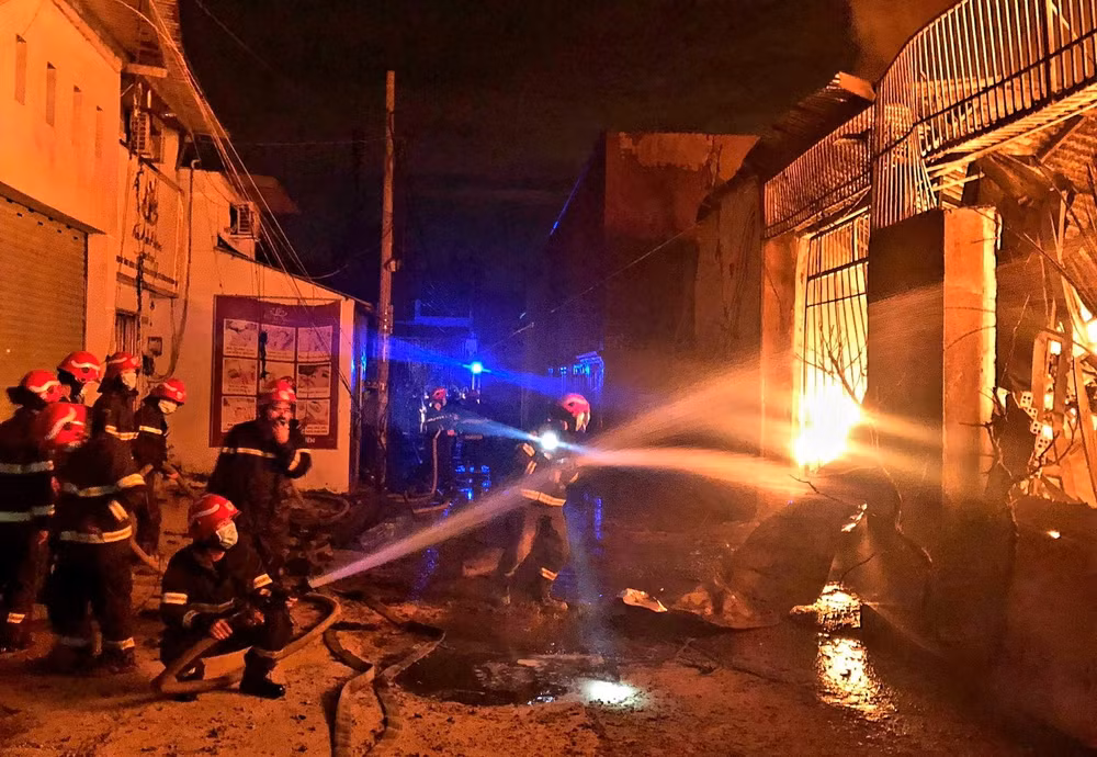 TP Hồ Chí Minh: Phong tỏa hiện trường, điều tra vụ cháy xưởng sơn ảnh 1