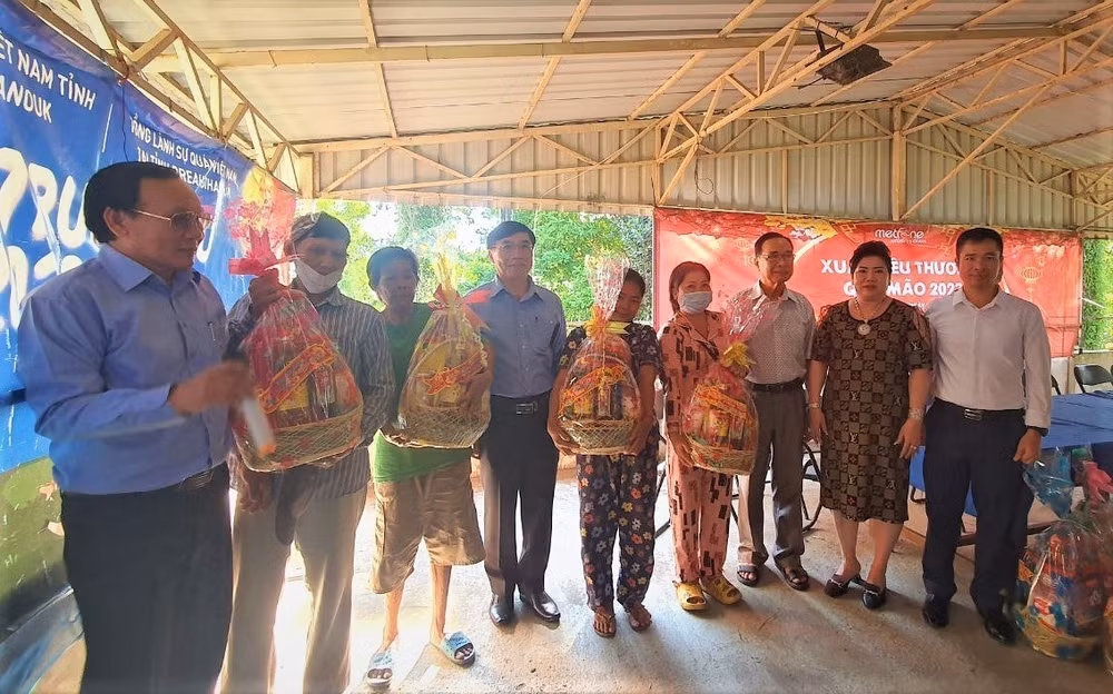 Mang Tết đến cùng bà con gốc Việt ở tỉnh Preah Sihanouk của Campuchia ảnh 1