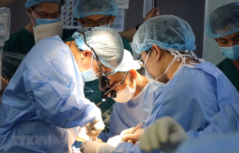 Bị hoại tử chỏm xương đùi, nam thanh niên 22 tuổi phải thay khớp háng ảnh 1