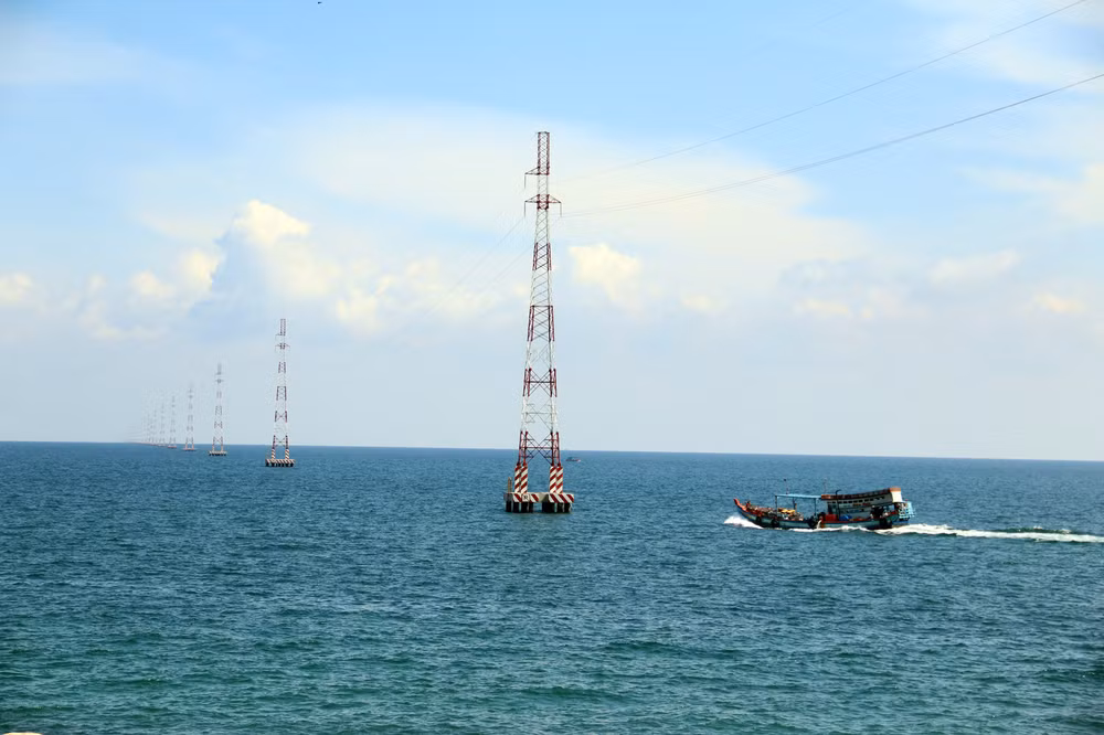Đóng điện đường dây 110 kV vượt biển lớn nhất cả nước ảnh 1