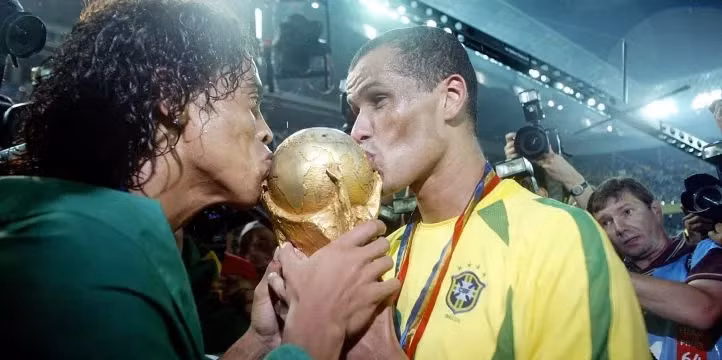 Messi gia nhập danh sách các cầu thủ sưu tập trọn bộ danh hiệu ảnh 7
