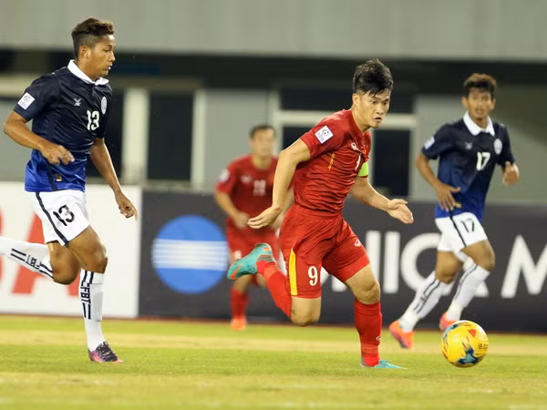 Vượt qua Huỳnh Đức, Công Vinh sắp sánh ngang huyền thoại của AFF Cup ảnh 1