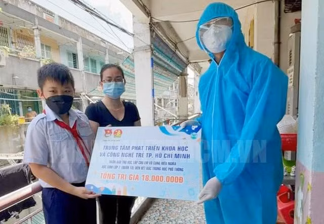 TP.HCM: Trao học bổng đến hết lớp 12 cho học sinh khó khăn vì COVID-19 ảnh 1