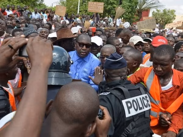 Burkina Faso: Biểu tình phản đối tổng thống kéo dài nhiệm kỳ ảnh 1