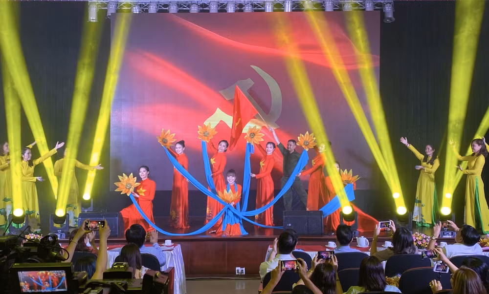 Giao lưu văn nghệ các đơn vị báo chí trung ương và đơn vị kết nghĩa ảnh 1