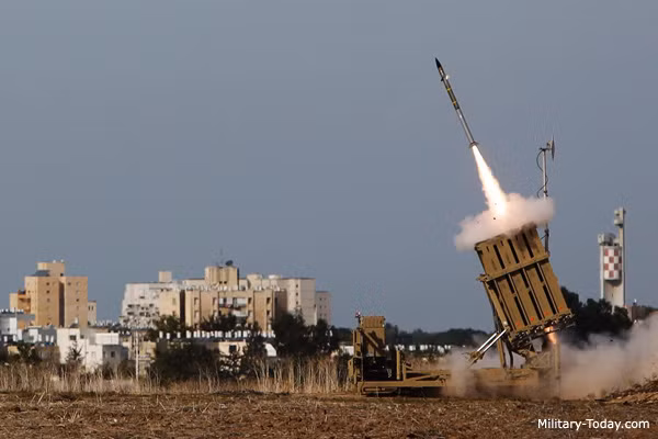 Hệ thống 'Vòm Sắt' Israel đánh chặn các tên lửa từ Dải Gaza ảnh 1