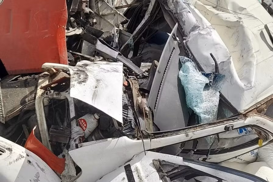 Quảng Trị: Xe container va chạm với xe tải, một người tử vong tại chỗ ảnh 1