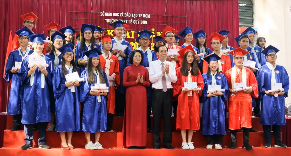 Phó Chủ tịch nước dự khai giảng tại trường THPT Lê Quý Đôn ảnh 1