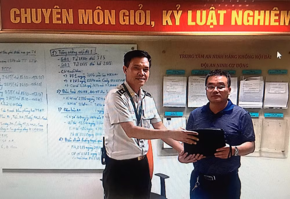 Nhân viên sân bay Nội Bài trao trả hàng nghìn tài sản của khách ảnh 1