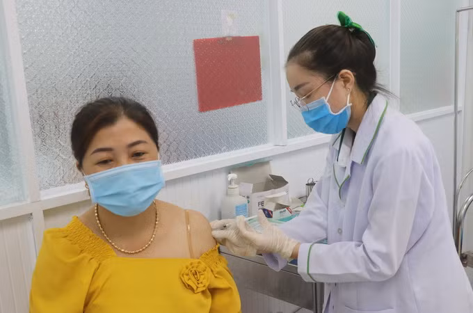 Cà Mau phấn đấu đến cuối năm tiêm đủ 2 mũi cho 95% người trên 18 tuổi ảnh 1