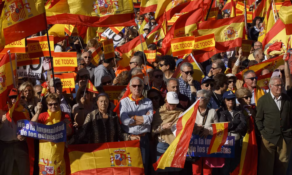 Hàng chục nghìn người tuần hành phản đối ly khai ở Catalonia&nbsp; ảnh 1