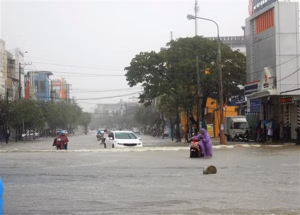 Mưa lớn liên tục hai ngày qua khiến phố cổ Hội An bị ngập nặng ảnh 1
