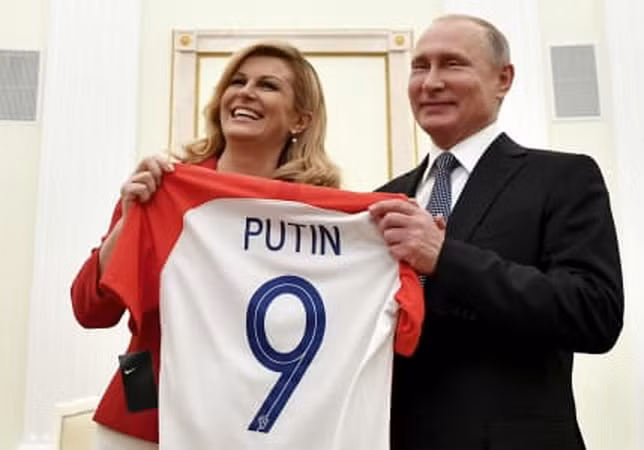 World Cup 2018: Tổng thống Nga được tặng áo thi đấu của Croatia ảnh 1