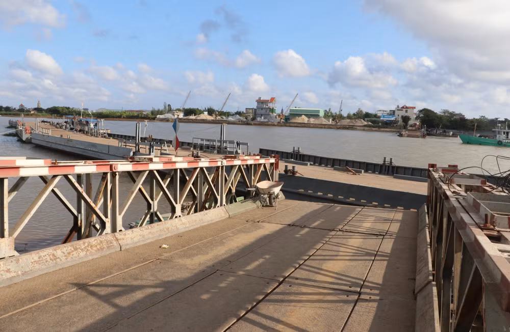 Nam Định: Tàu hàng va vào cầu phao, một người rơi xuống sông mất tích ảnh 1