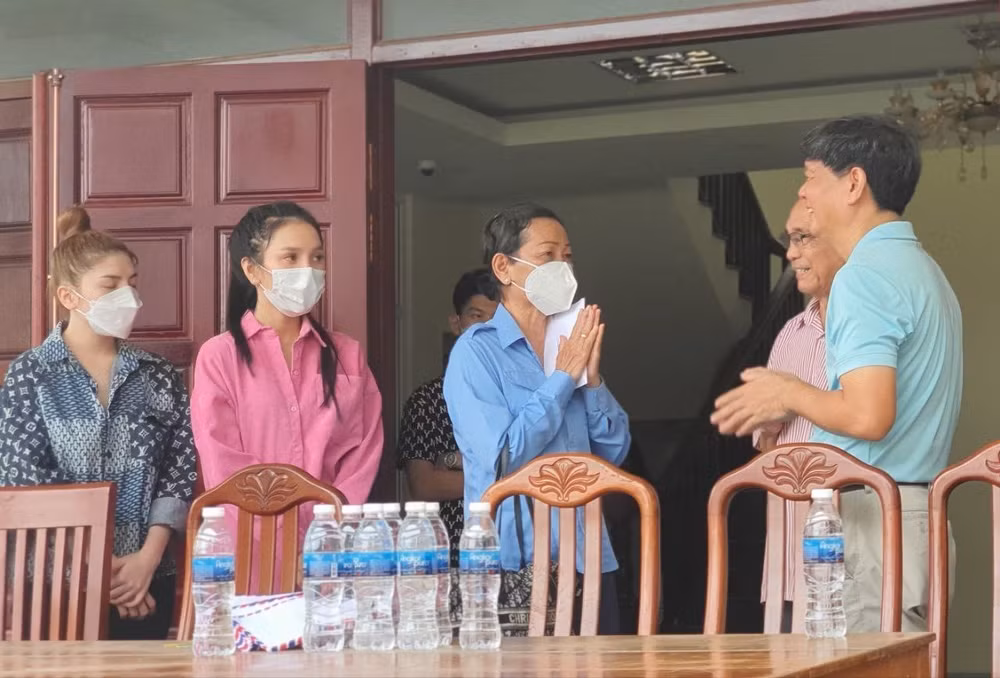 Tặng quà cho cộng đồng người Việt tại Campuchia nhân ngày lễ Vu Lan ảnh 2