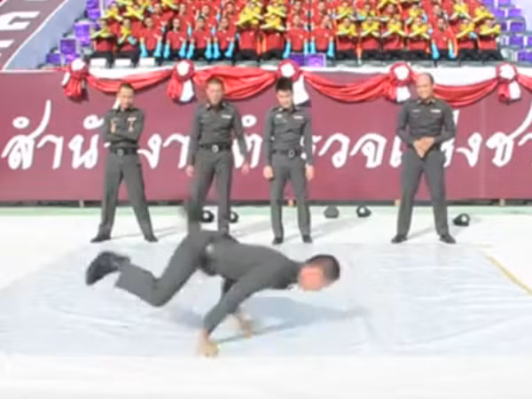[Video] Cảnh sát nhảy break-dance gây sốt cộng đồng mạng ảnh 1