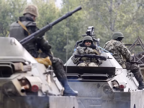 "Quân đội Donskoy bao vây binh sỹ Ukraine tại Lugansk" ảnh 1