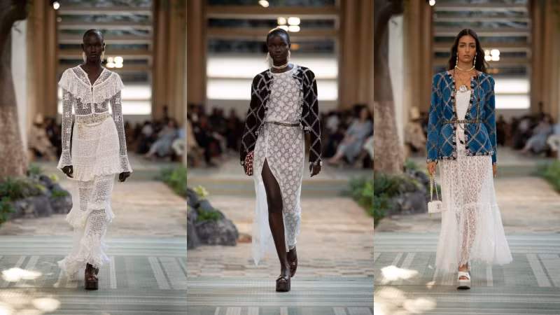 Chanel tôn vinh hoa savoir-faire thập niên 70 với BST Métiers d’Art ảnh 16