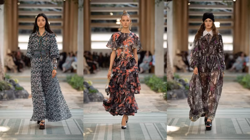 Chanel tôn vinh hoa savoir-faire thập niên 70 với BST Métiers d’Art ảnh 17