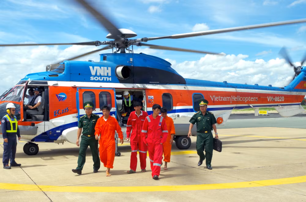 Huy động trực thăng đưa 4 thuyền viên bị nạn vào đất liền ảnh 1