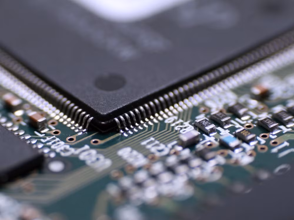 Apple ký thỏa thuận hàng tỷ USD với Broadcom để dùng chip làm tại Mỹ ảnh 1