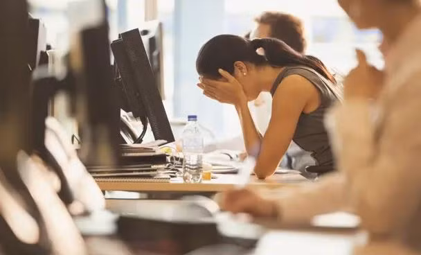 Anh: Báo động nạn quấy rối tại nơi làm việc đối với phụ nữ trẻ ảnh 1