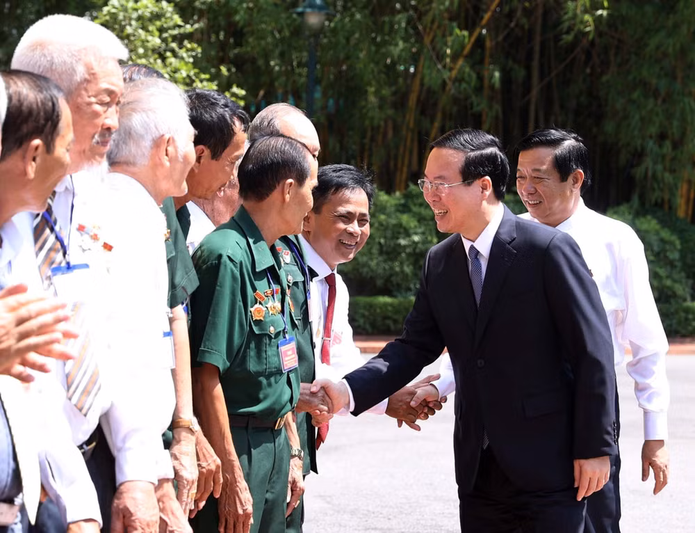 Chủ tịch nước gặp mặt đại biểu người có công tỉnh Vĩnh Long ảnh 1