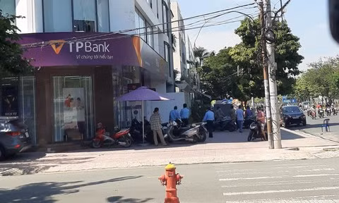 TP.HCM: Bắt đối tượng tẩm xăng lên người đi cướp ngân hàng ảnh 1