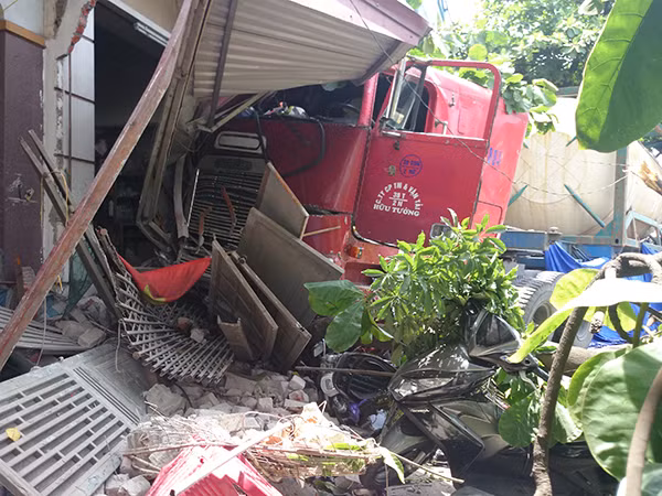 Hà Nội: Container đâm thẳng vào nhà dân sau khi cán chết người ảnh 1