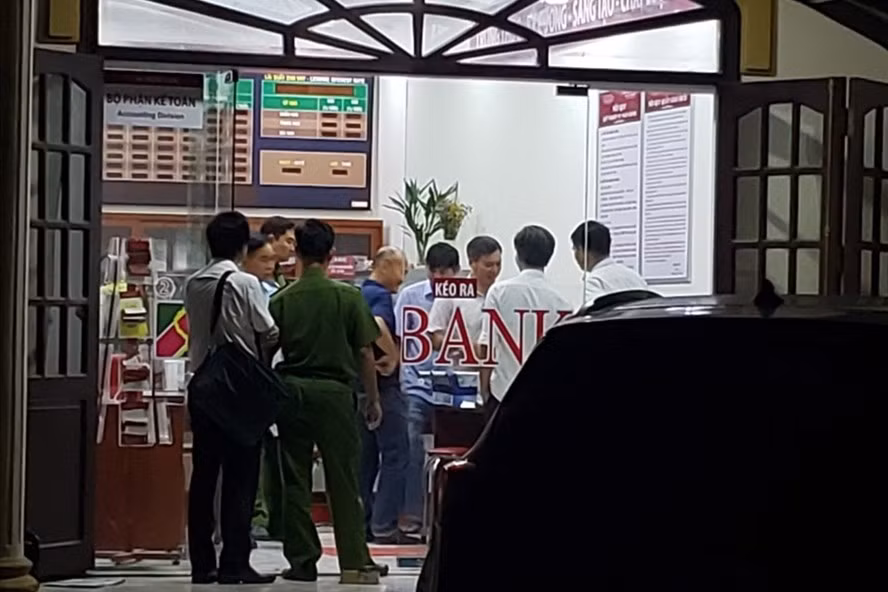 Truy tìm đối tượng nghi cầm lựu đạn vào cướp ngân hàng ở Đồng Nai ảnh 1