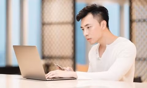 Một người nước ngoài bị lừa đảo 57 tỷ đồng khi mua bán găng tay y tế ảnh 1