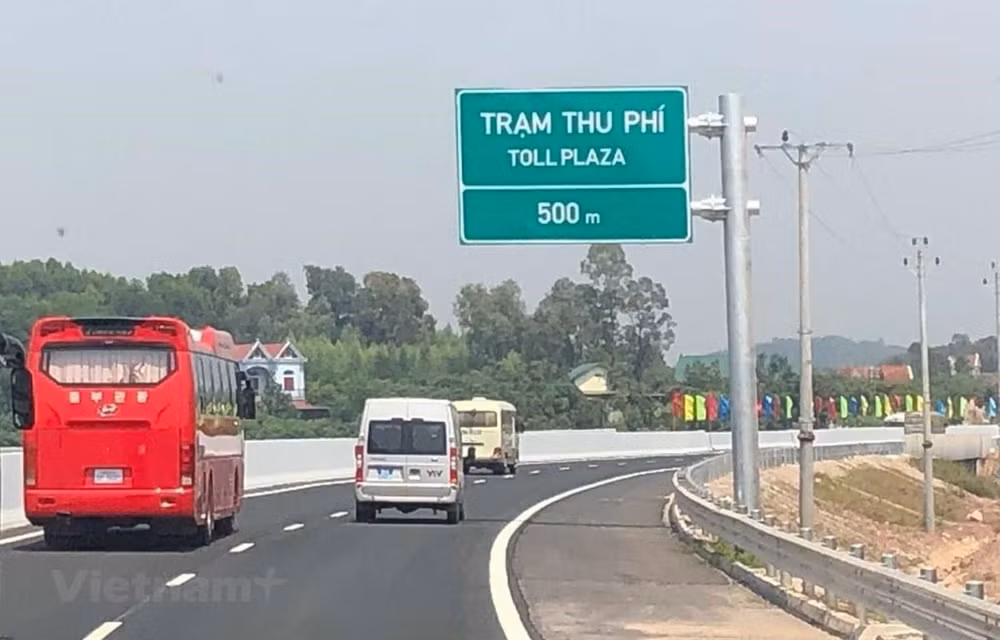 Chạy xe tốc độ 223 km/h trên cao tốc, tài xế bị tước giấy phép 3 tháng ảnh 1