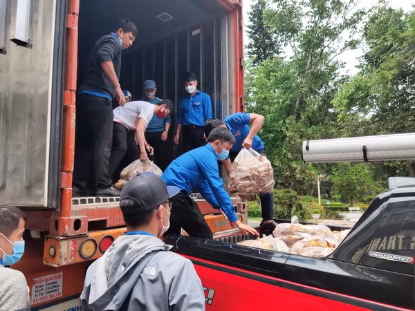 Dịch COVID-19: "Chuyến xe yêu thương" hướng về đồng bào vùng dịch ảnh 1