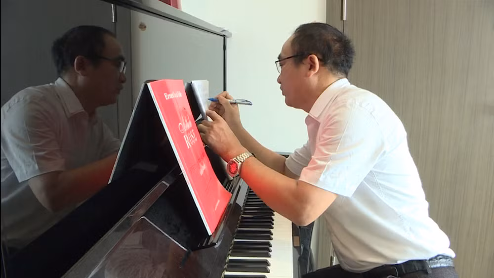 Các nghệ sỹ cất tiếng hát cổ vũ Việt Nam trước trận đấu với Trung Quốc ảnh 2