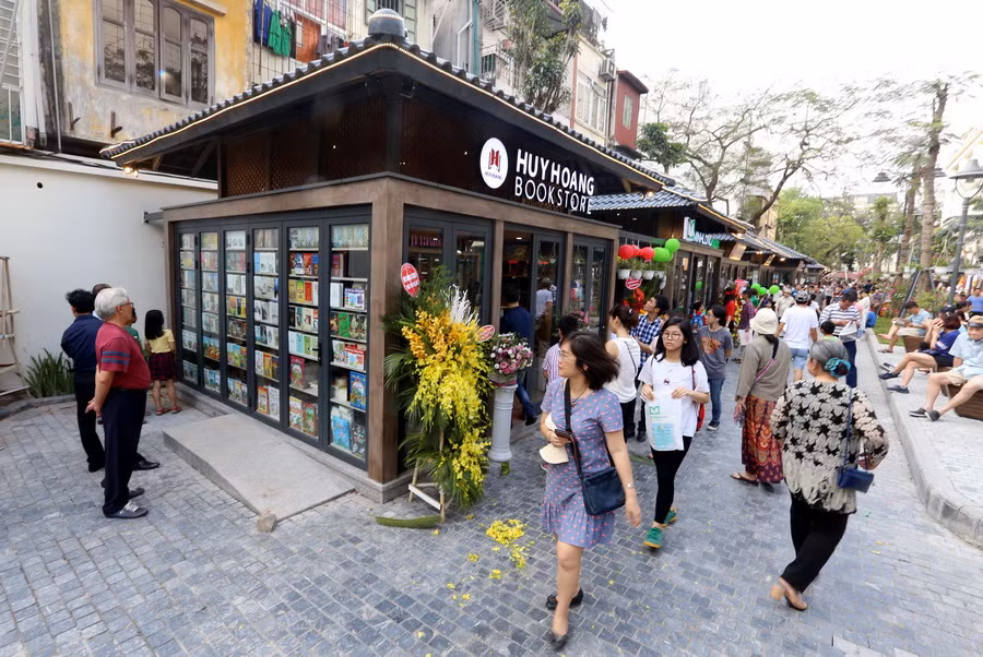 Phố sách Hà Nội thu hút gần 20.000 lượt khách tham quan ảnh 1
