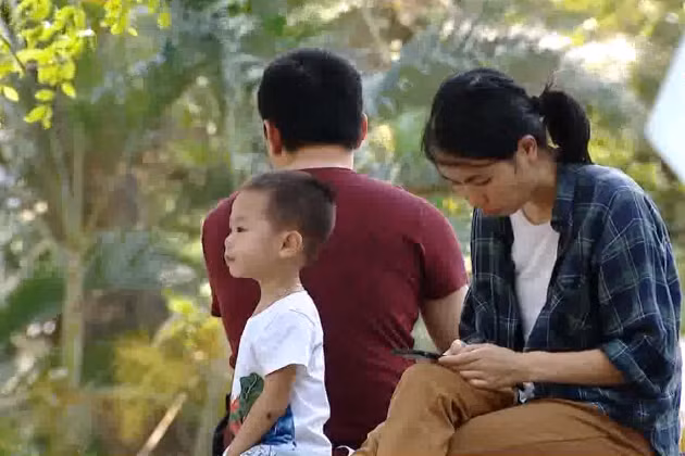 [Video] Thiết bị điện tử khiến tình cảm gia đình ngày càng xa cách ảnh 1