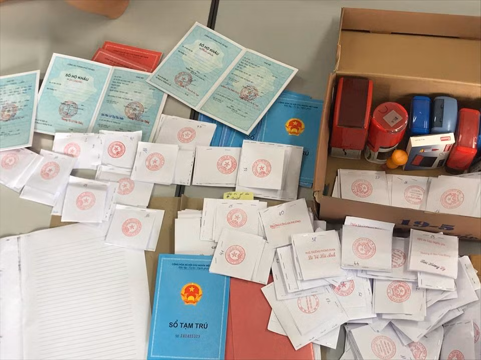 Hà Nội: Triệt phá ổ nhóm làm sổ hộ khẩu, sổ tạm trú giả ảnh 1