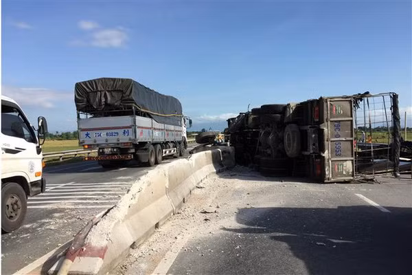 Ninh Thuận: Xe tải đâm dải phân cách, lật ngang Quốc lộ 1A ảnh 1