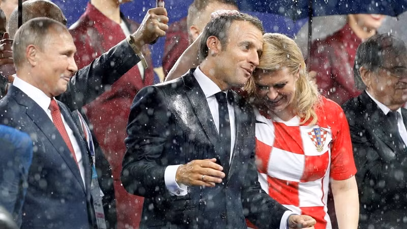 Học hỏi nữ Tổng thống Croatia cách diện đồ vô cùng thông minh ảnh 2