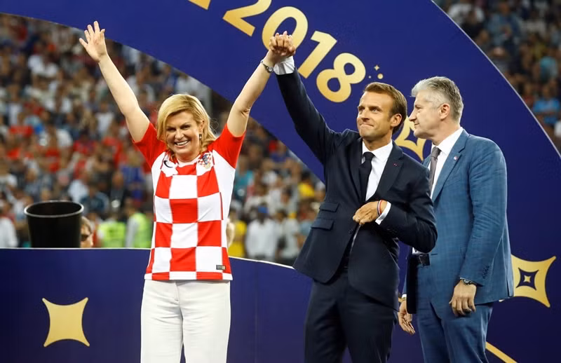 Học hỏi nữ Tổng thống Croatia cách diện đồ vô cùng thông minh ảnh 1