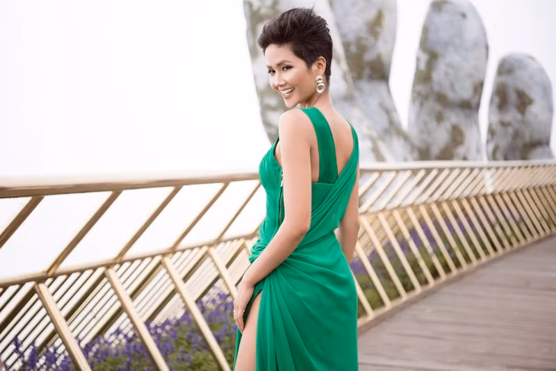 Sao Việt xúng xính váy áo cùng “dạo bước trên mây” ở độ cao hơn 1400m ảnh 4
