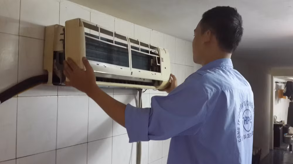 Thủ đô nắng nóng cao điểm, dịch vụ bảo dưỡng điều hòa 'hốt bạc' ảnh 1